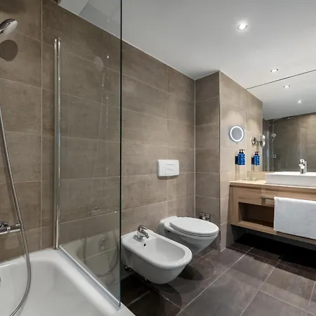 Radisson Blu & Conference Centre, Ξενοδοχείο 4*
